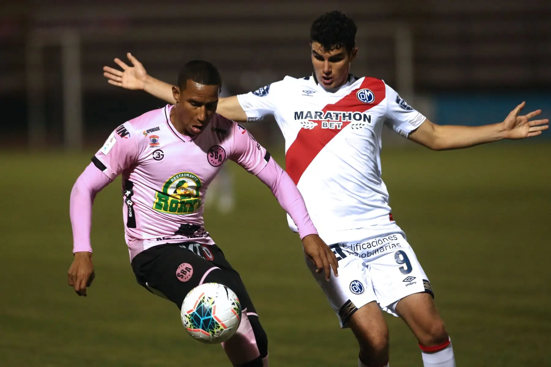 Adán Balbin de Sport Boys vs. Juan Succar de Deportivo Municipal juegan por la fecha 6 del Torneo Clausura. Foto: ANDINA/Vidal Tarqui
