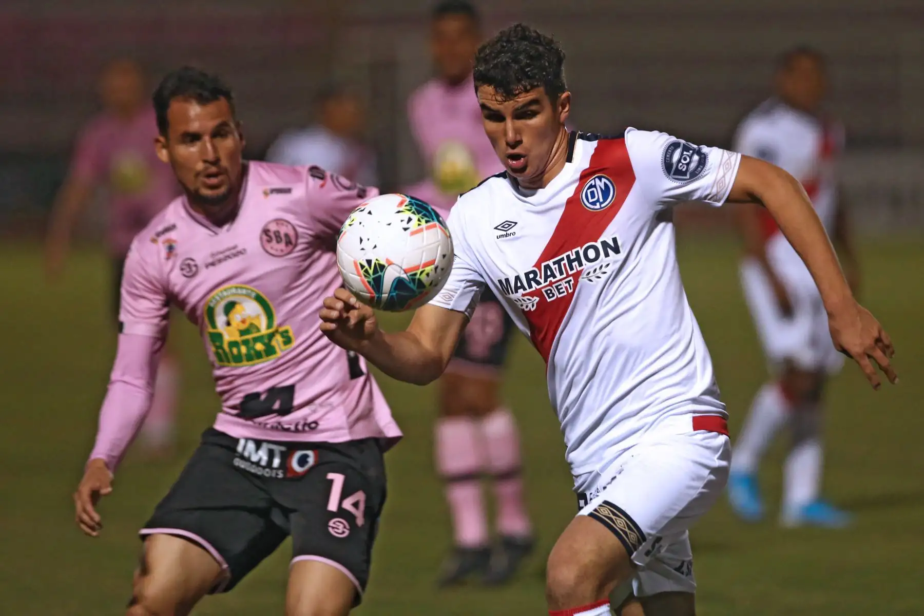 Claudio Torrejón de Sport Boys vs. Juan Succar de Deportivo Municipal juegan por la fecha 6 del Torneo Clausura. Foto: ANDINA/Vidal Tarqui