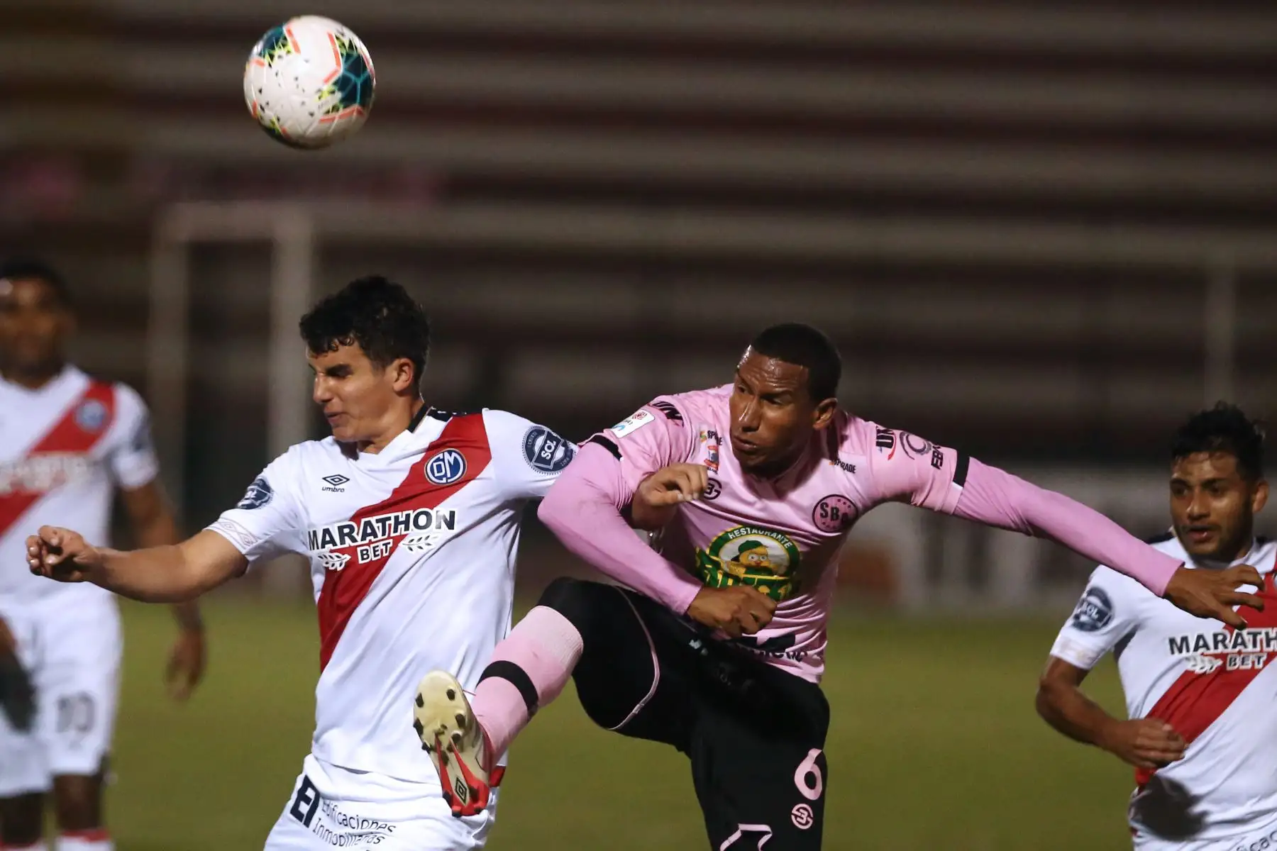 Adán Balbin de Sport Boys vs. Eduardo Rabarial de Deportivo Municipal juegan por la fecha 6 del Torneo Clausura. Foto: ANDINA/Vidal Tarqui