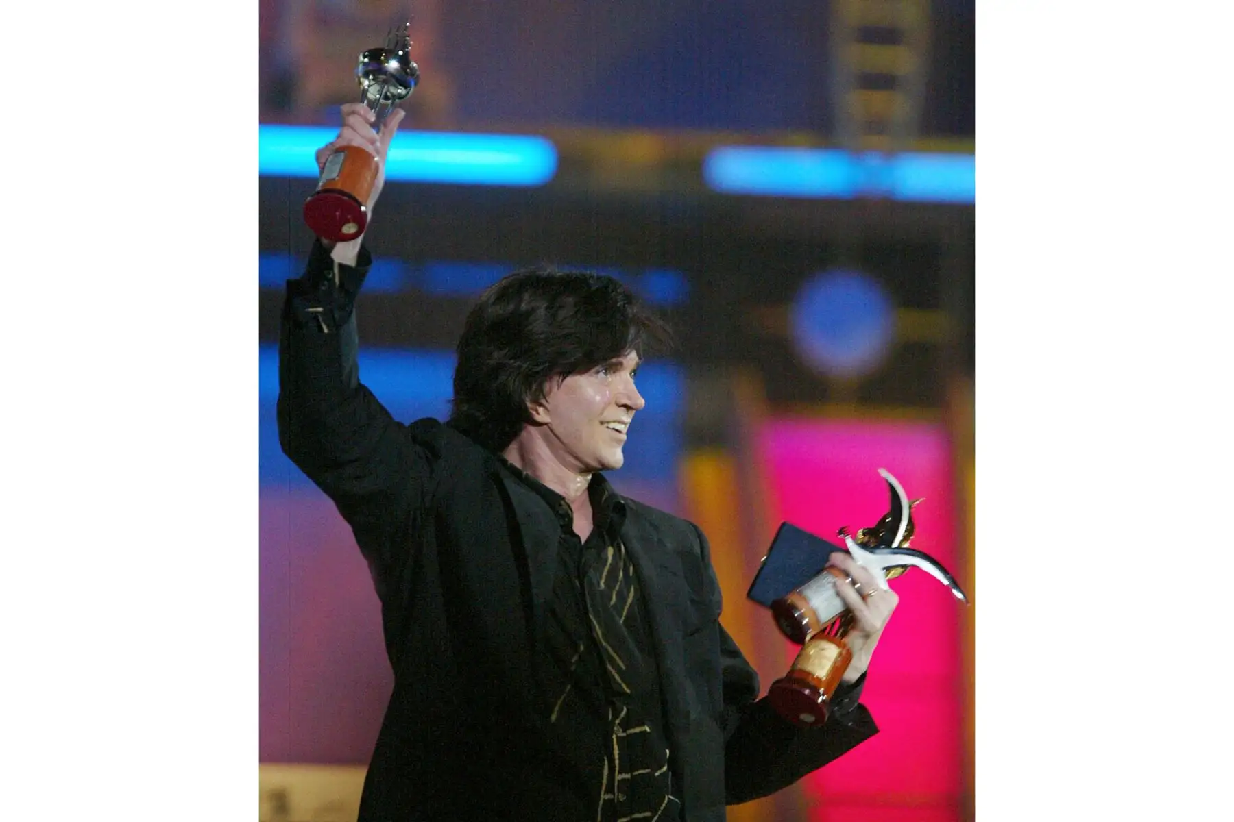 El artista español Camilo Sesto sostiene en sus manos los galardones "La Antorcha" y "Gaviota" al finalizar su prensentación en la segunda jornada de la 45ta. versión del Festival Internacional de la Canción de Viña de Mar, Chile, el 19 de febrero de 2004. 
Foto: AFP