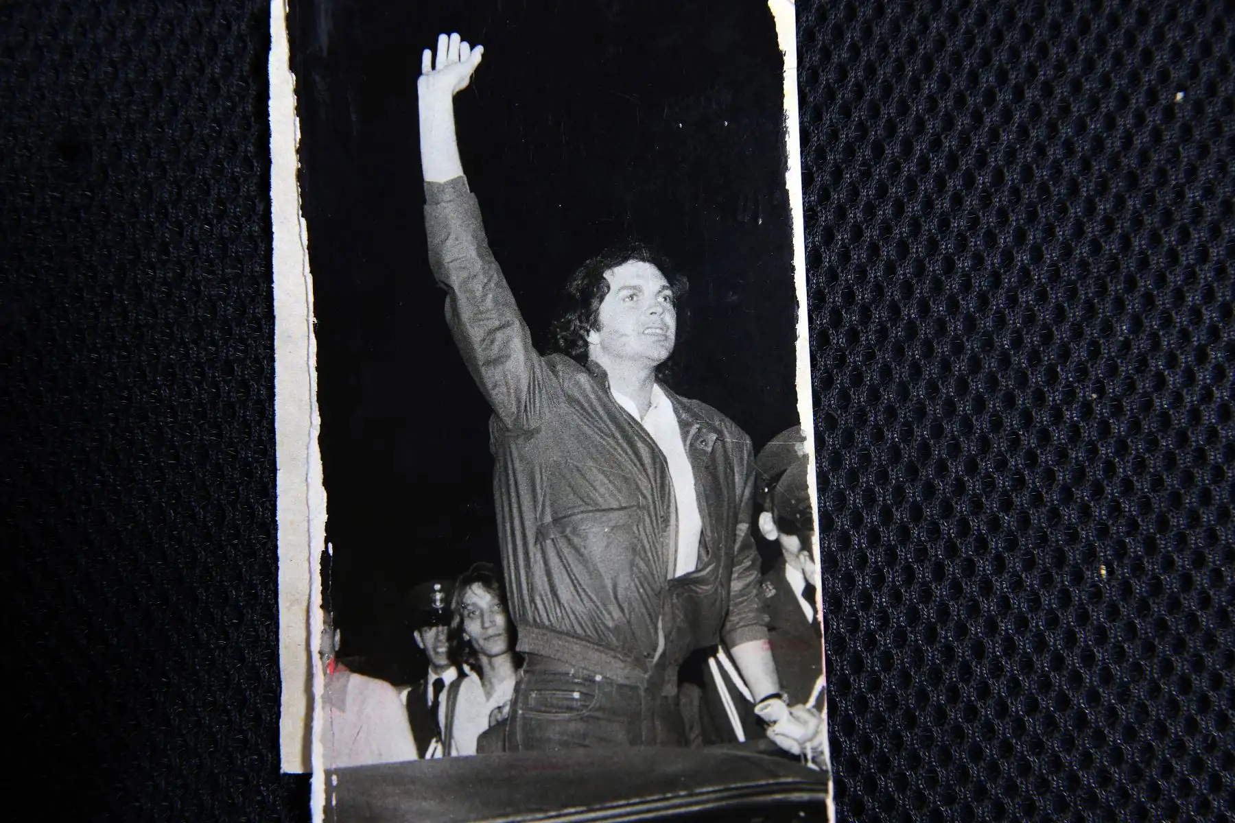 Camilo Sesto a su llegada al aeropuerto internacional Jorge chavez  en la ciudad de Lima el 17 de junio de 1980.
Foto: Archivo diario El Peruano/Pavel Marrul