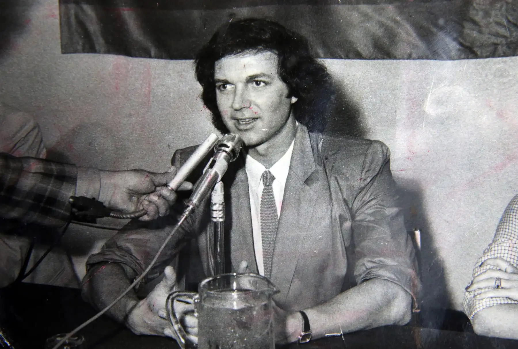 Camilo Sesto en conferencia de prensa a los medios de comunicación de Lima el 18 de junio de 1980.
Foto: Archivo diario El Peruano