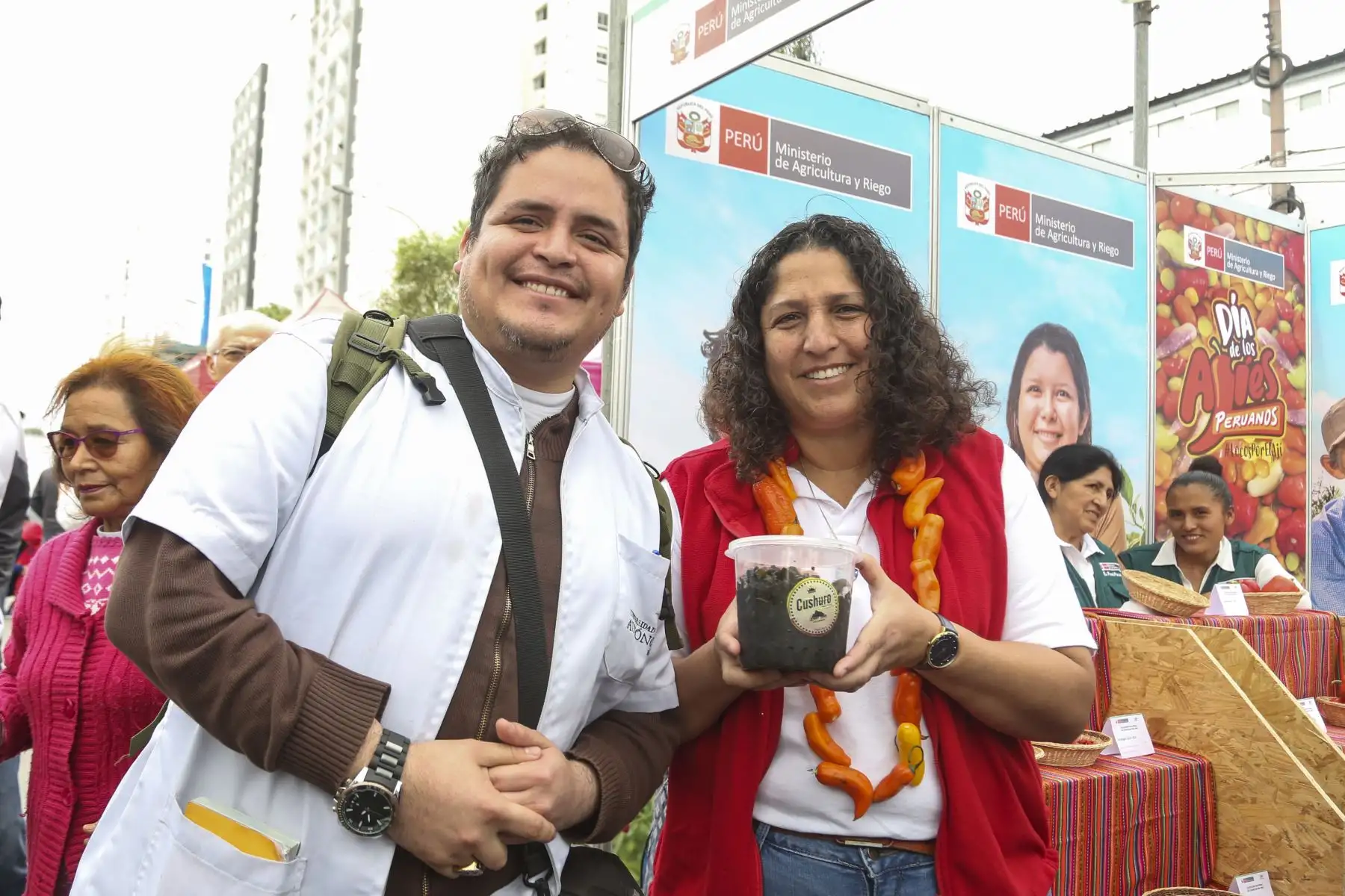 Ministra de agricultura Fabiola Muñoz participa en la celebración por el Día de los ajíes peruanos, que reúne a pequeños productores. Foto: Minagri