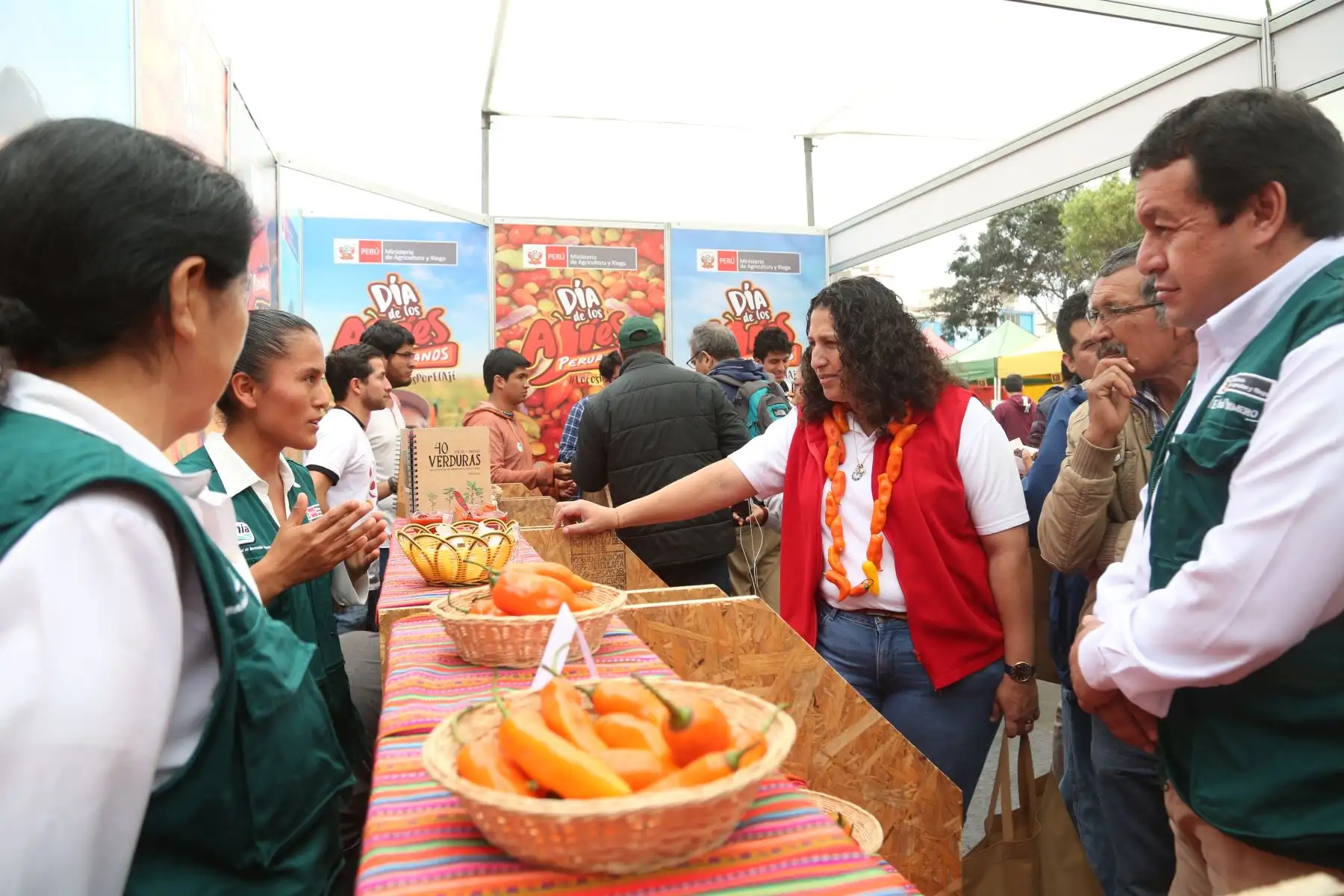 Ministra de agricultura Fabiola Muñoz participa en la celebración por el Día de los ajíes peruanos, que reúne a pequeños productores. Foto: Minagri