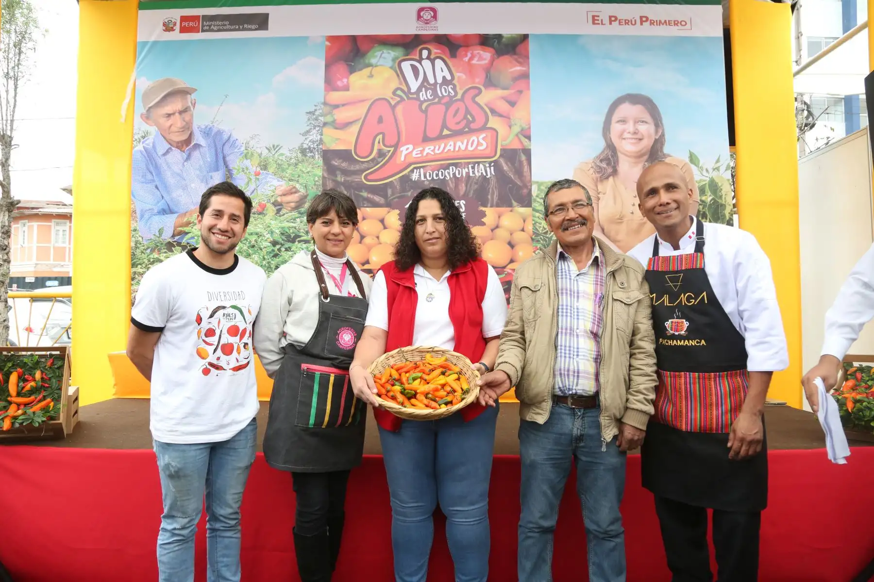 Ministra de agricultura Fabiola Muñoz participa en la celebración por el Día de los ajíes peruanos, que reúne a pequeños productores. Foto: Minagri