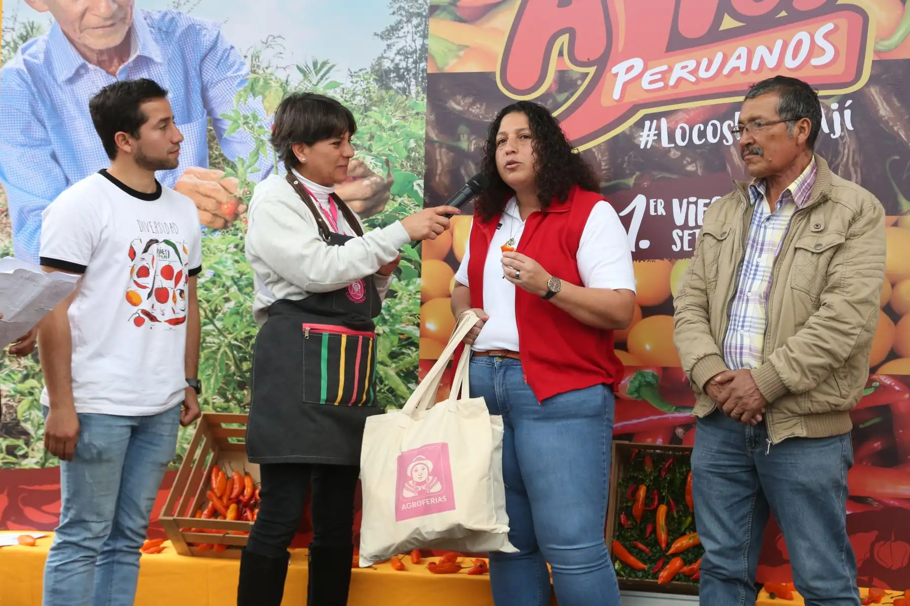 Ministra de agricultura Fabiola Muñoz participa en la celebración por el Día de los ajíes peruanos, que reúne a pequeños productores. Foto: Minagri