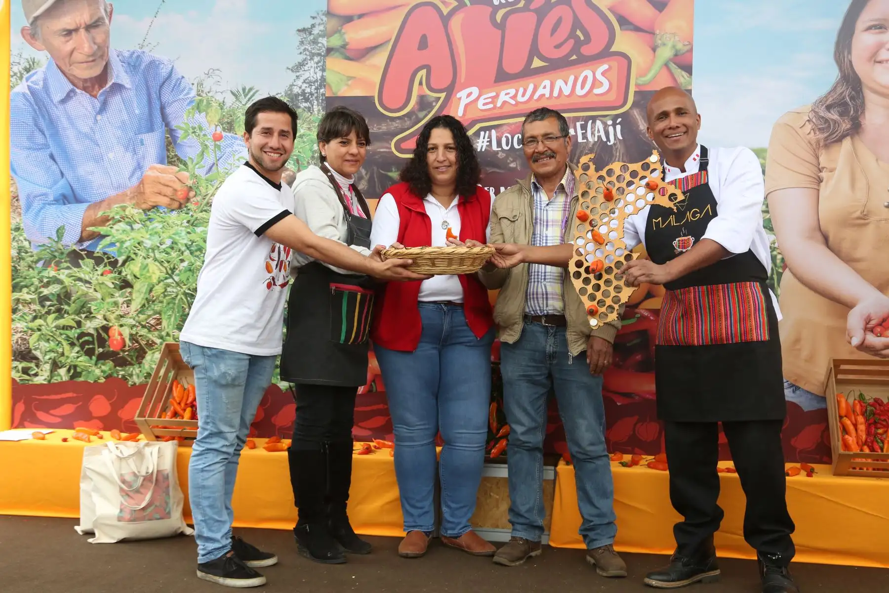 Ministra de agricultura Fabiola Muñoz participa en la celebración por el Día de los ajíes peruanos, que reúne a pequeños productores. Foto: Minagri