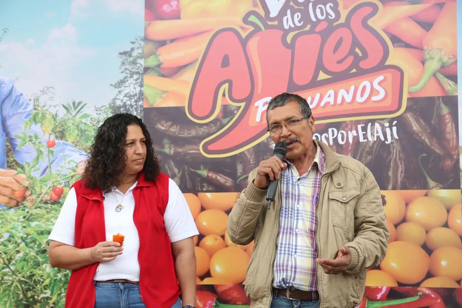 Ministra de agricultura Fabiola Muñoz participa en la celebración por el Día de los ajíes peruanos, que reúne a pequeños productores. Foto: Minagri