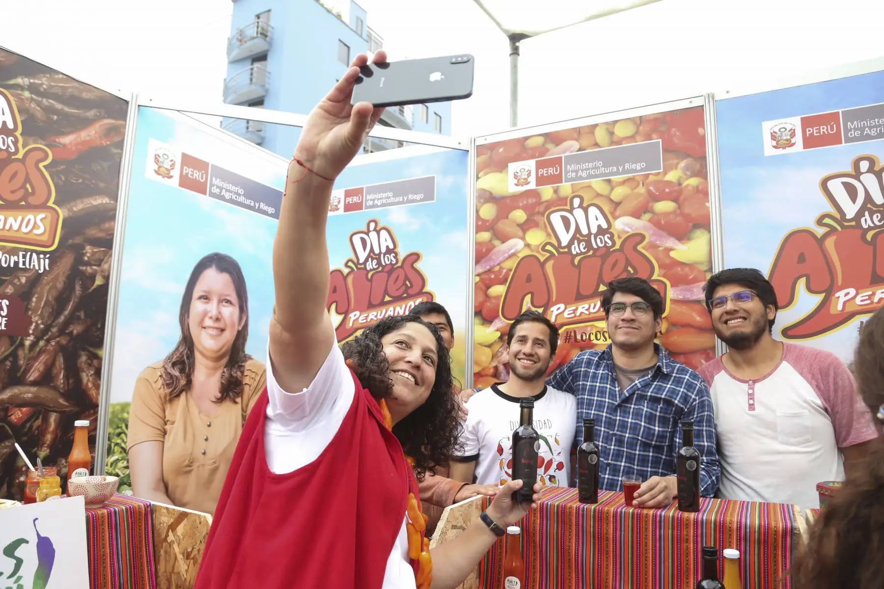 Ministra de agricultura Fabiola Muñoz participa en la celebración por el Día de los ajíes peruanos, que reúne a pequeños productores. Foto: Minagri