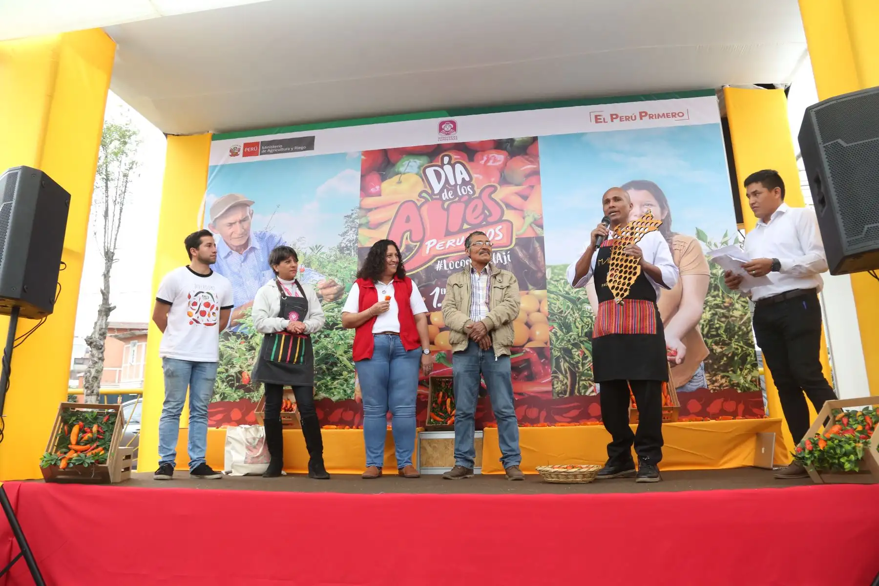 Ministra de agricultura Fabiola Muñoz participa en la celebración por el Día de los ajíes peruanos, que reúne a pequeños productores. Foto: Minagri