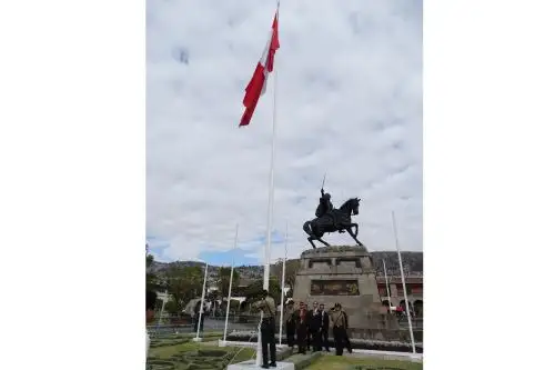 El director ejecutivo del programa PAIS, Fredy Hinojosa, participó en la ceremonia de izamiento del pabellón nacional en la plaza de Armas de Ayacucho.