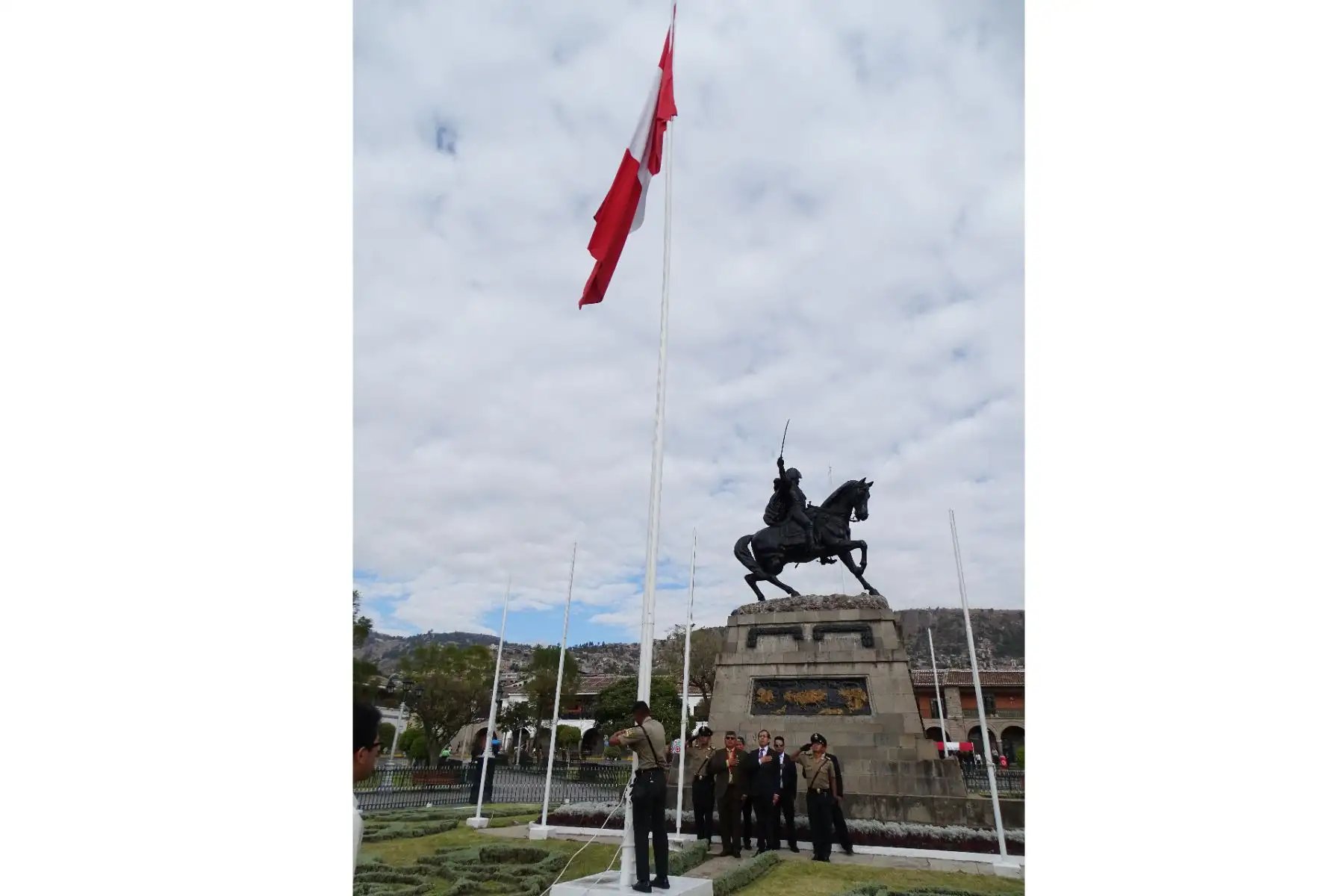 El director ejecutivo del programa PAIS, Fredy Hinojosa, participó en la ceremonia de izamiento del pabellón nacional en la plaza de Armas de Ayacucho.