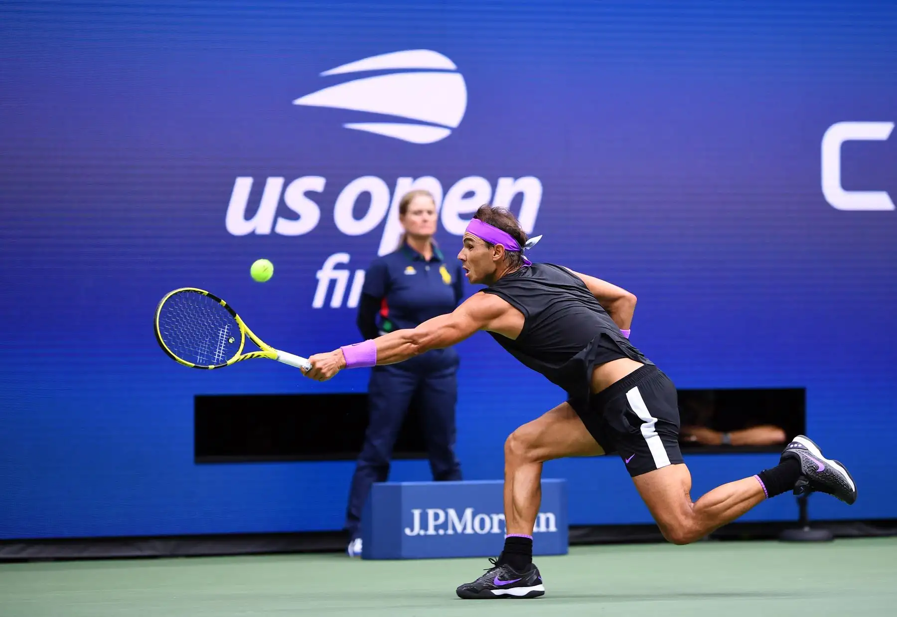 Rafael Nadal, de España, regresa a Daniil Medvedev de Rusia durante su partido de la final individual masculina en el US Open 2019 en el USTA Billie Jean King National Tennis Center en Nueva York.
Foto: AFP