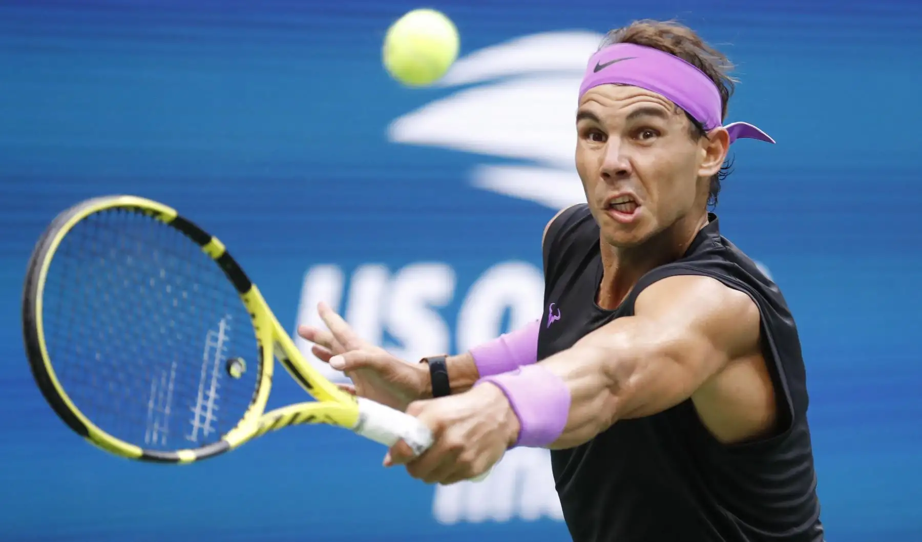 Rafael Nadal, de España, regresa a Daniil Medvedev de Rusia durante el partido final masculino en el decimocuarto día del Campeonato de Tenis Abierto de EE. UU. 
Foto: EFE