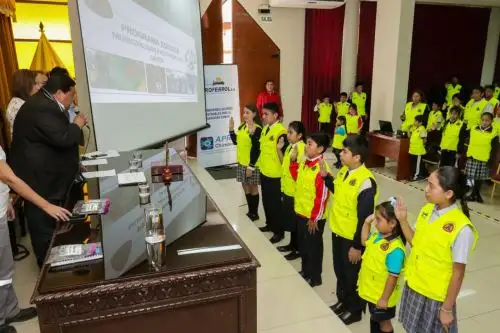 Ante el alcalde provincial del Santa, Roberto Briceño, juraron 153 escolares de siete instituciones educativas como promotores ambientales. Foto: ANDINA/Gonzalo Horna