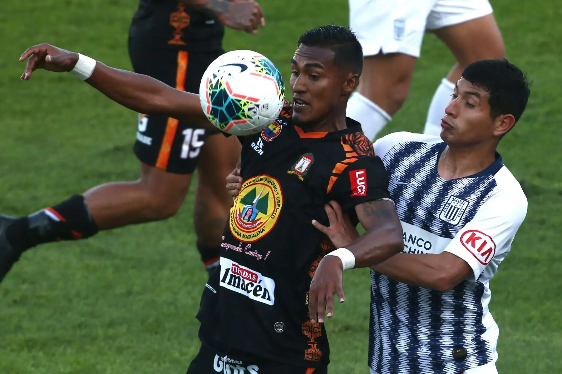 Adrián Balboa de Alianza Lima, Ever chávez de Ayacucho FC por la sexta jornada del Torneo Clausura de la Liga 1. Foto: ANDINA/Vidal Tarqui