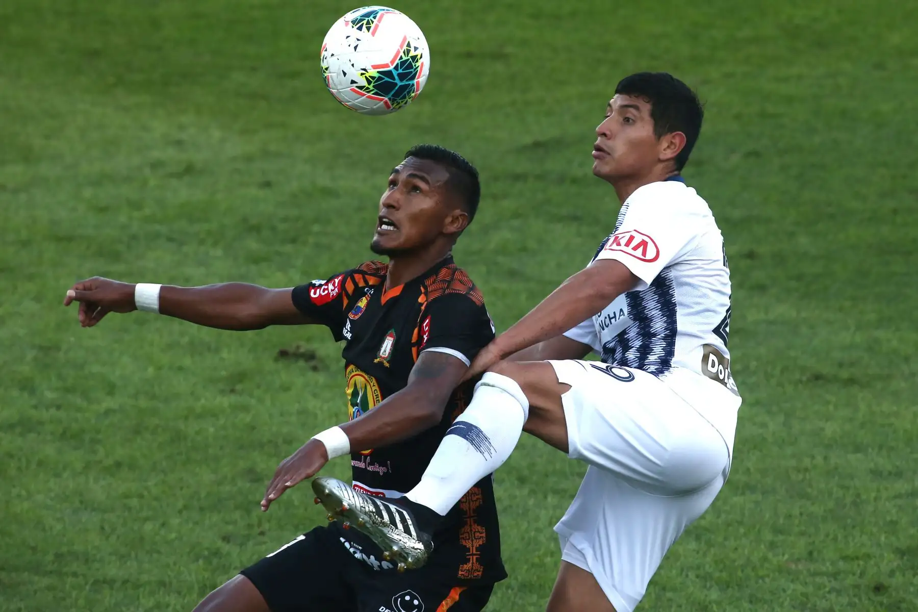 Adrián Balboa de Alianza Lima, Ever Chávez de Ayacucho  FC por la sexta jornada del Torneo Clausura de la Liga 1. Foto: ANDINA/Vidal Tarqui