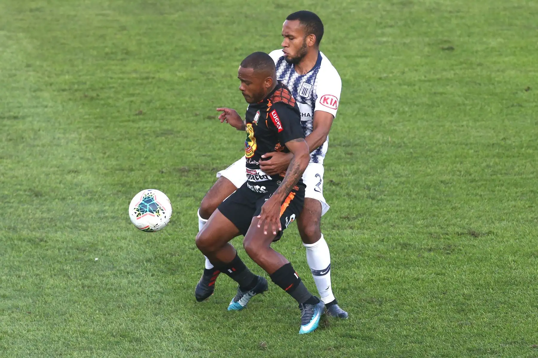 Hector Salazar de Alianza Lima, Wilmer Aguirre de Ayacucho   por la sexta jornada del Torneo Clausura de la Liga 1. Foto: ANDINA/Vidal Tarqui