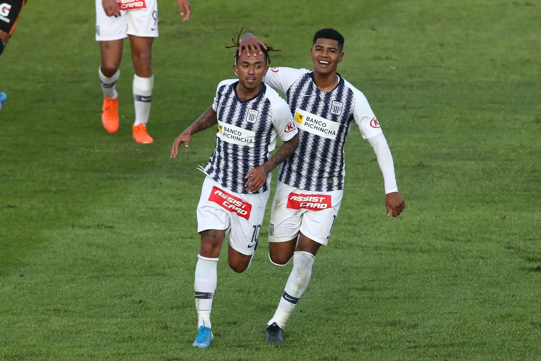 Joazhiño Arroé Salcedo, Wilder Cartagena de Alianza Lima venció 2-0 a Ayacucho FC por la sexta jornada del Torneo Clausura de la Liga 1. Foto: ANDINA/Vidal Tarqui