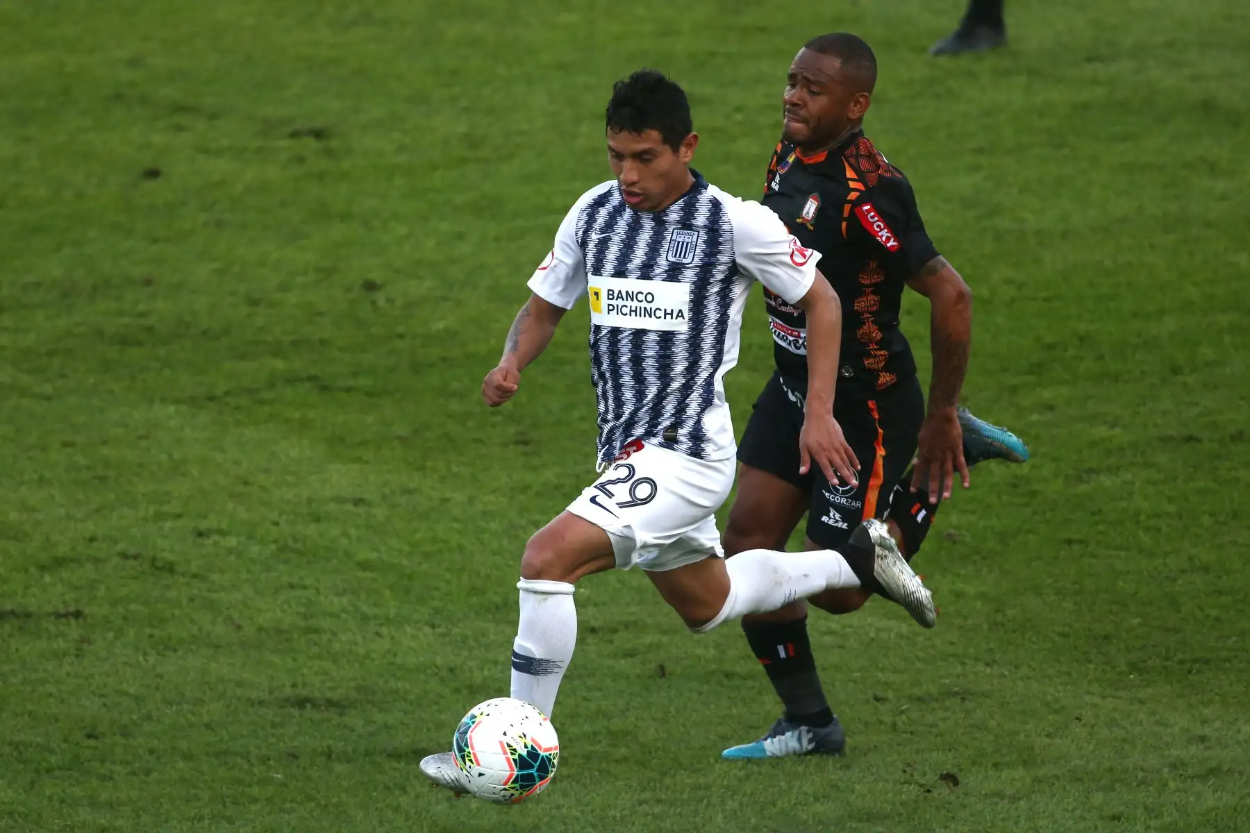 Dylan Caro de Alianza Lima, Wimer Aguirre de Ayacucho FC por la sexta jornada del Torneo Clausura de la Liga 1. Foto: ANDINA/Vidal Tarqui