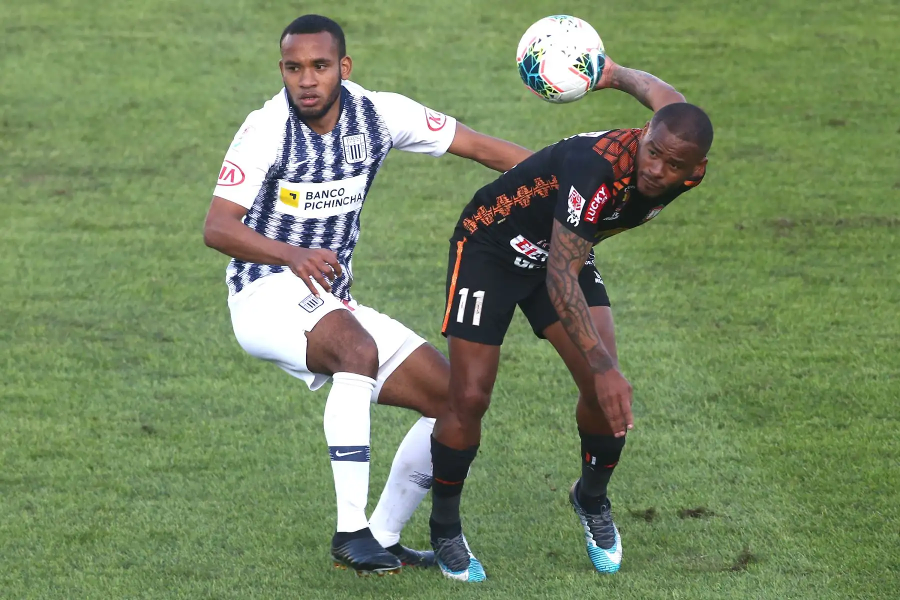 Wilmer Aguirre de Ayacucho, hector Salazar de Alianza Lima  por la sexta jornada del Torneo Clausura de la Liga 1. Foto: ANDINA/Vidal Tarqui