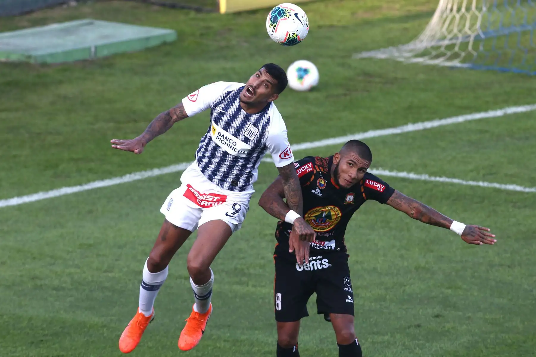 Adrián Balboa de Alianza Lima, Tarek Carranza de Ayacucho FC por la sexta jornada del Torneo Clausura de la Liga 1. Foto: ANDINA/Vidal Tarqui
