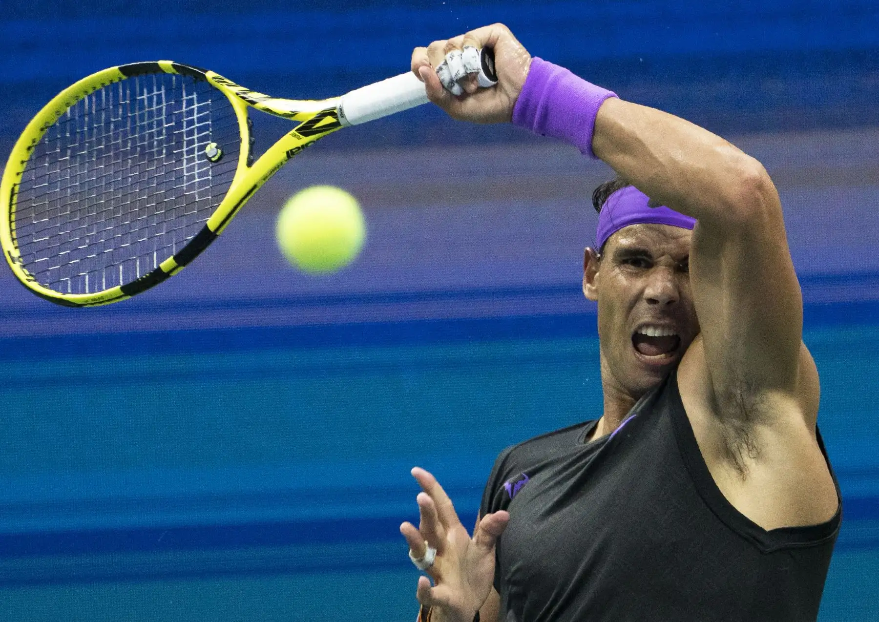 Rafael Nadal, de España, regresa a Daniil Medvedev de Rusia durante el partido de la final masculina de individuales en el US Open 2019.
Foto: AFP