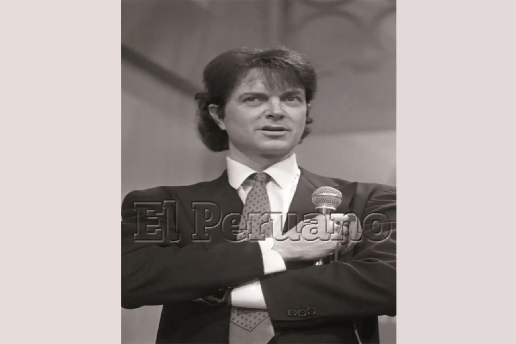 Lima - 24 abril 1992 / El cantante español Camilo Sesto se presentó en el programa de TV " Alo Gisela ", para promocionar su concierto.  
Foto: Archivo / EL PERUANO