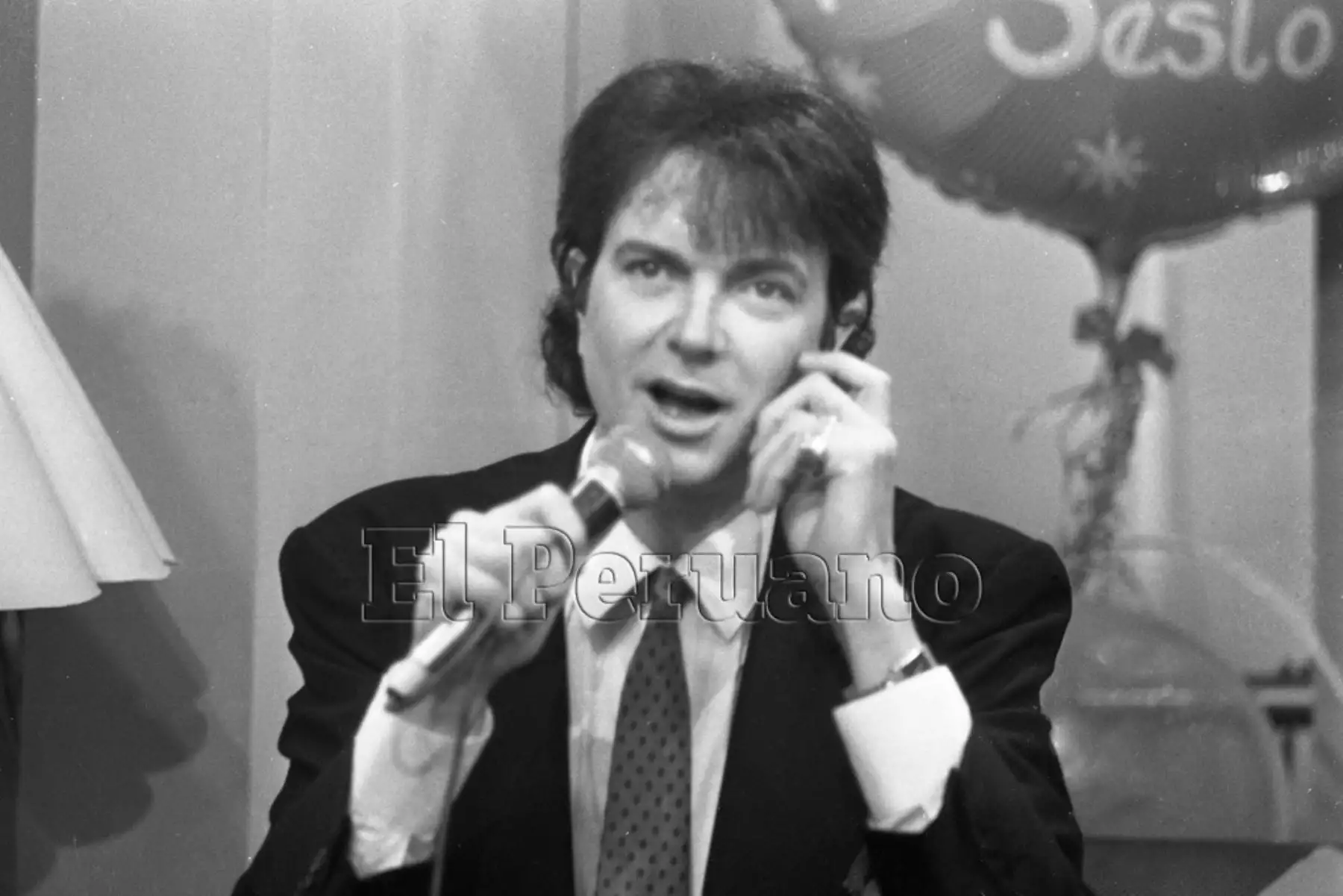 Lima - 24 abril 1992 / El cantante español Camilo Sesto se presentó en el programa de TV " Alo Gisela ", para promocionar su concierto.  
Foto: Archivo / EL PERUANO