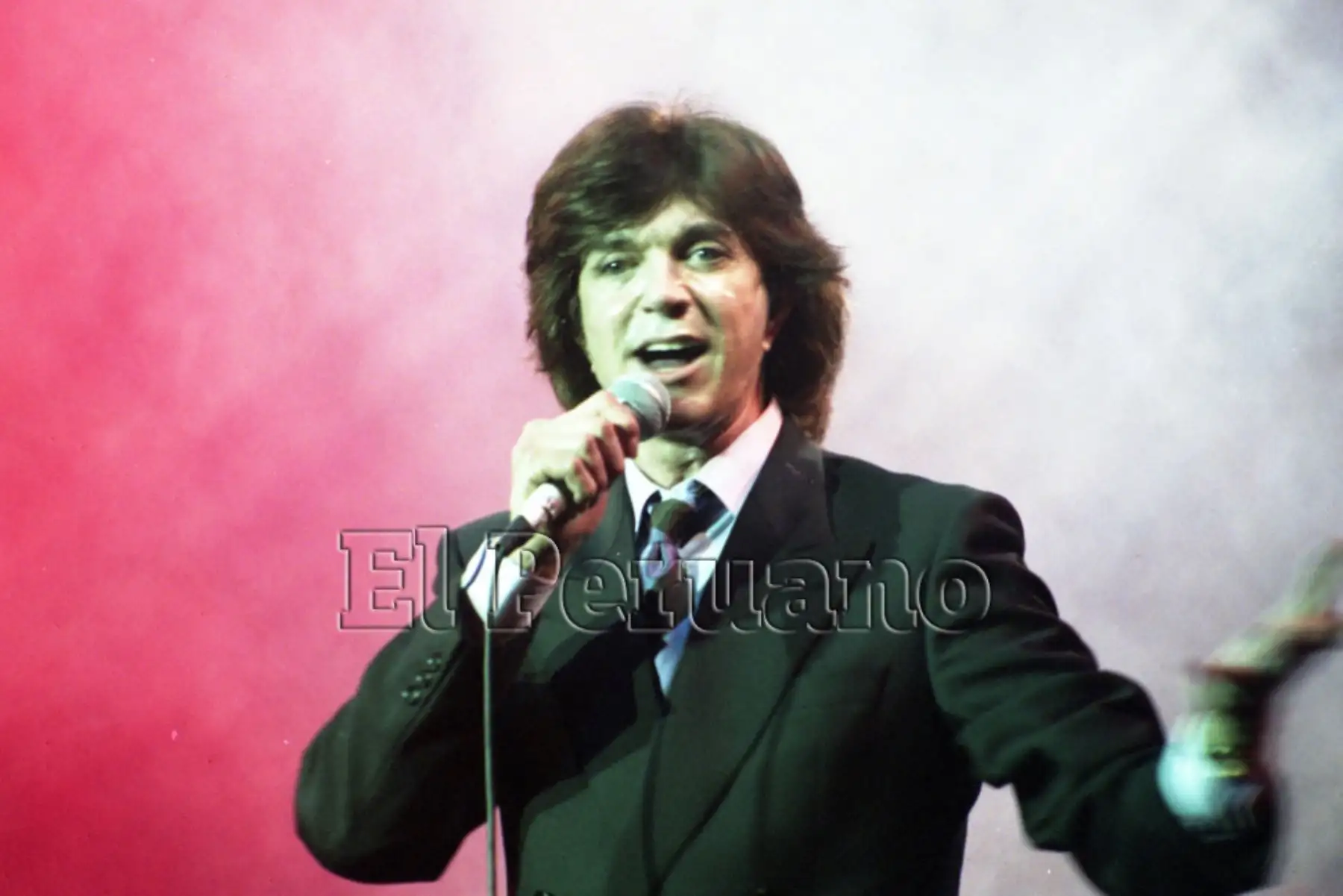 Lima - 08 octubre 2003 / Camilo Sesto, el gran cantante y compositor español, presentándose en el Centro de Convenciones María Angola, en concierto. Foto: Vidal Tarqui / EL PERUANO