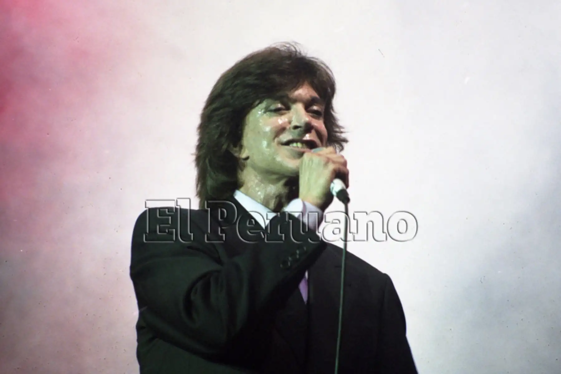 Lima - 08 octubre 2003 / Camilo Sesto, el gran cantante y compositor español, presentándose en el Centro de Convenciones María Angola, en concierto. Foto: Vidal Tarqui / EL PERUANO