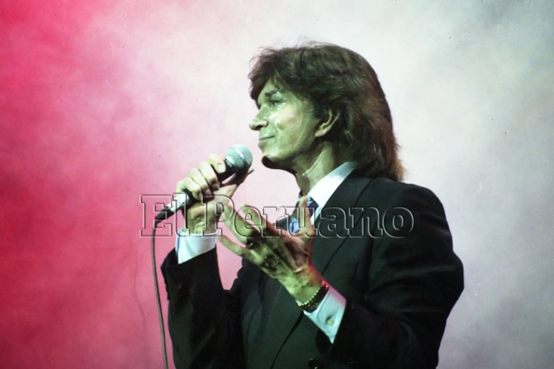 Lima - 08 octubre 2003 / Camilo Sesto, el gran cantante y compositor español, presentándose en el Centro de Convenciones María Angola, en concierto. Foto: Vidal Tarqui / EL PERUANO