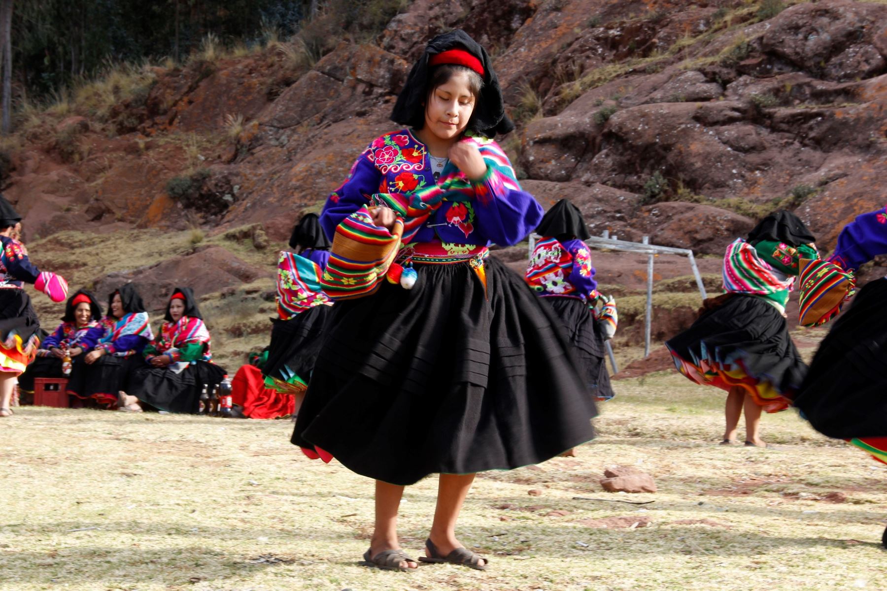 Conoce el hermoso arte textil tradicional del pueblo aimara del distrito de Acora, en Puno.