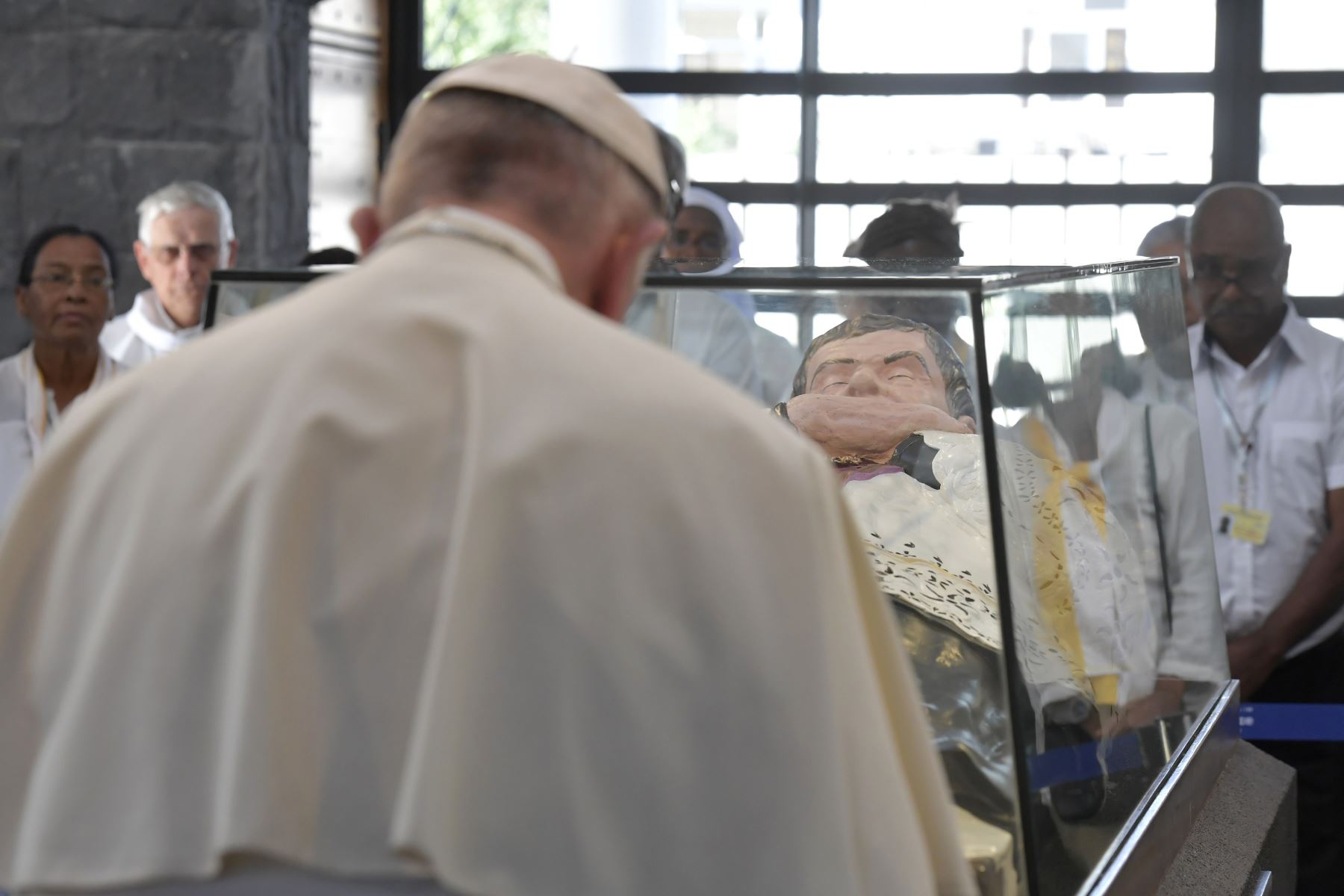 Papa Francisco reza mientras visita el mausoleo de Jacques-Desire Laval en Port Louis, en su última parada de una gira por Africa. Foto: AFP
