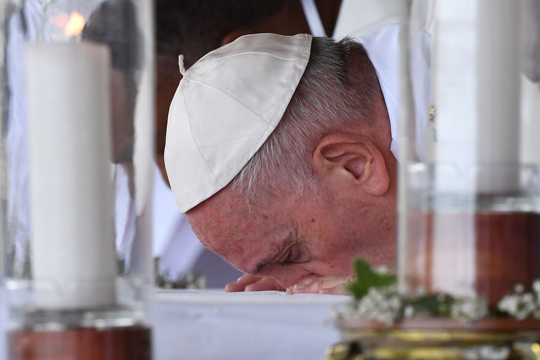 El Papa Francisco besa el altar antes de dirigir una misa en el Monumento a María Reina de la Paz, Port Louis, Mauricio. Foto: AFP