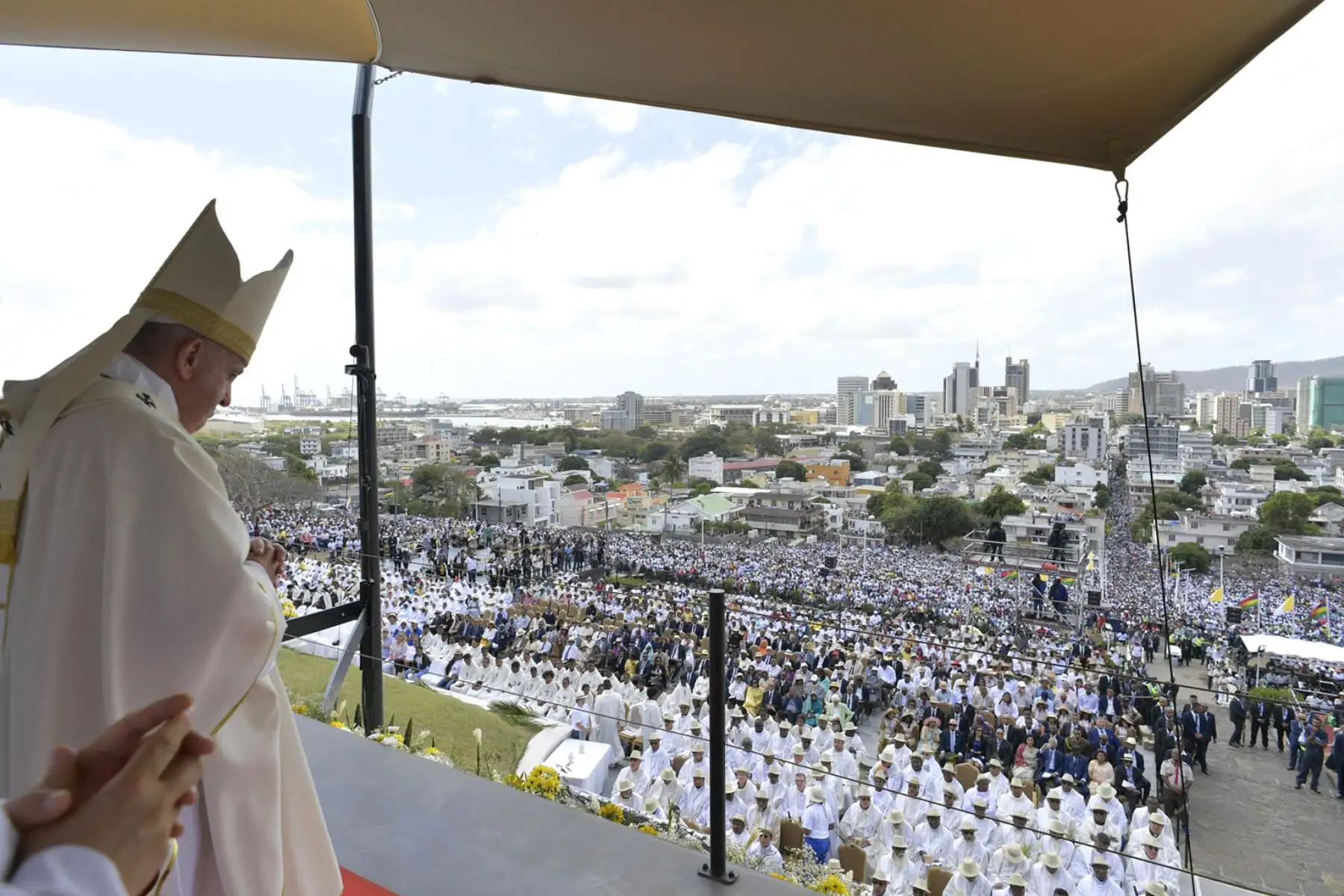 Papa Francisco dirige una misa en el Monumento a María Reina de la Paz, Port Louis en Mauricio. Foto: AFP