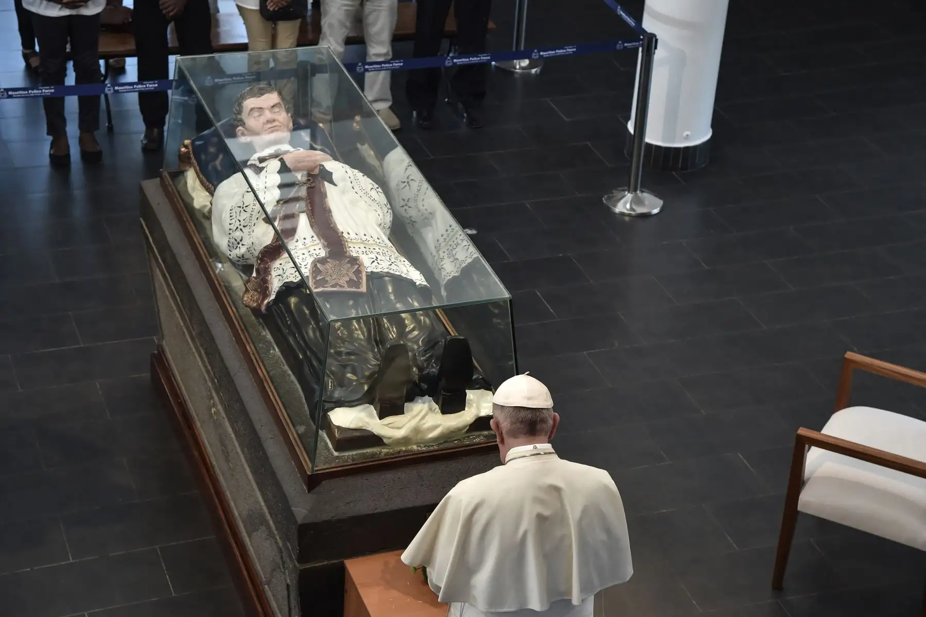 Papa Francisco reza mientras visita el mausoleo de Jacques-Desire Laval en Port Louis, en su última parada de una gira por Africa. Foto: AFP
