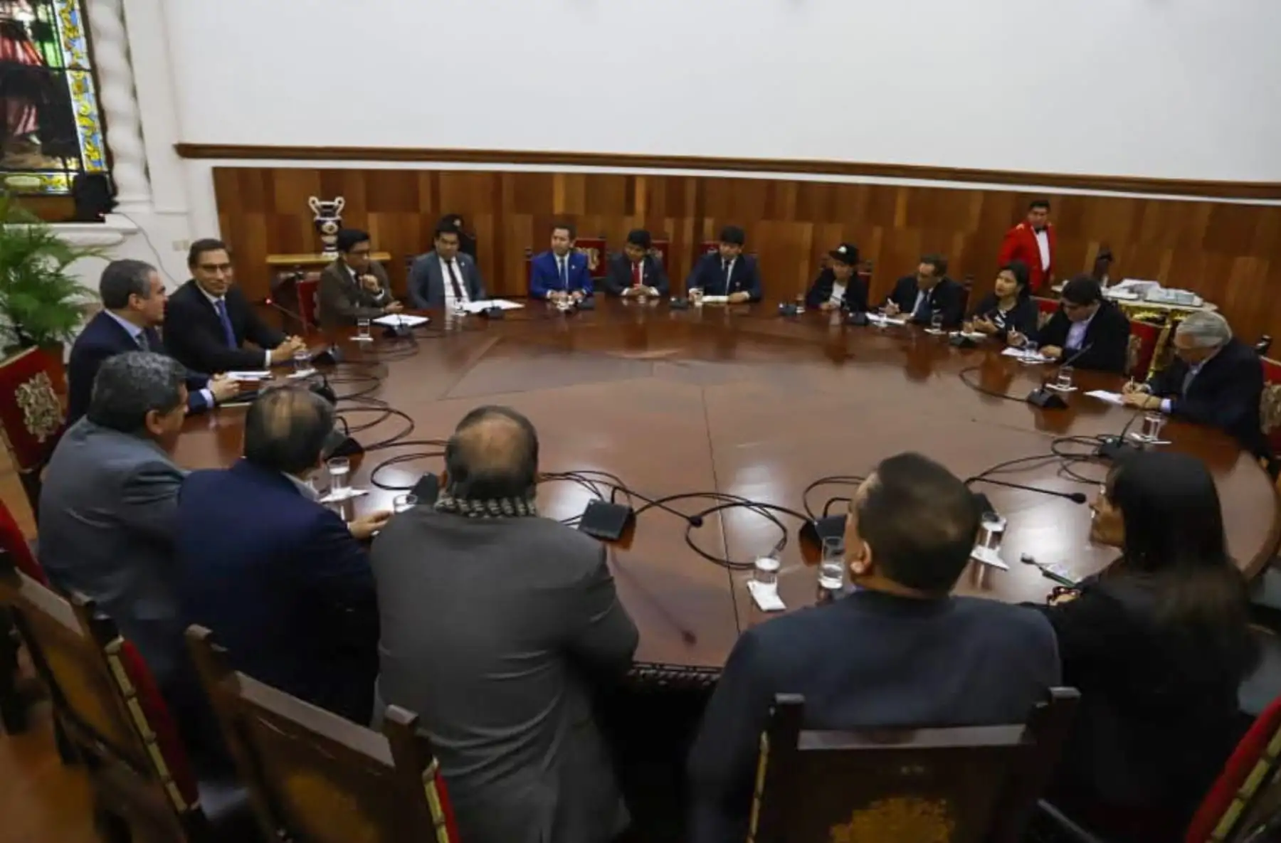 El presidente Martin Vizcarra, recibe a las bancadas del Congreso para dialogar sobre el proyecto de adelanto de elecciones. Foto: ANDINA/Prensa Presidencia El presidente Martin Vizcarra, recibe a las bancadas del Congreso para dialogar sobre el proyecto de adelanto de elecciones. Foto: ANDINA/Prensa Presidencia
