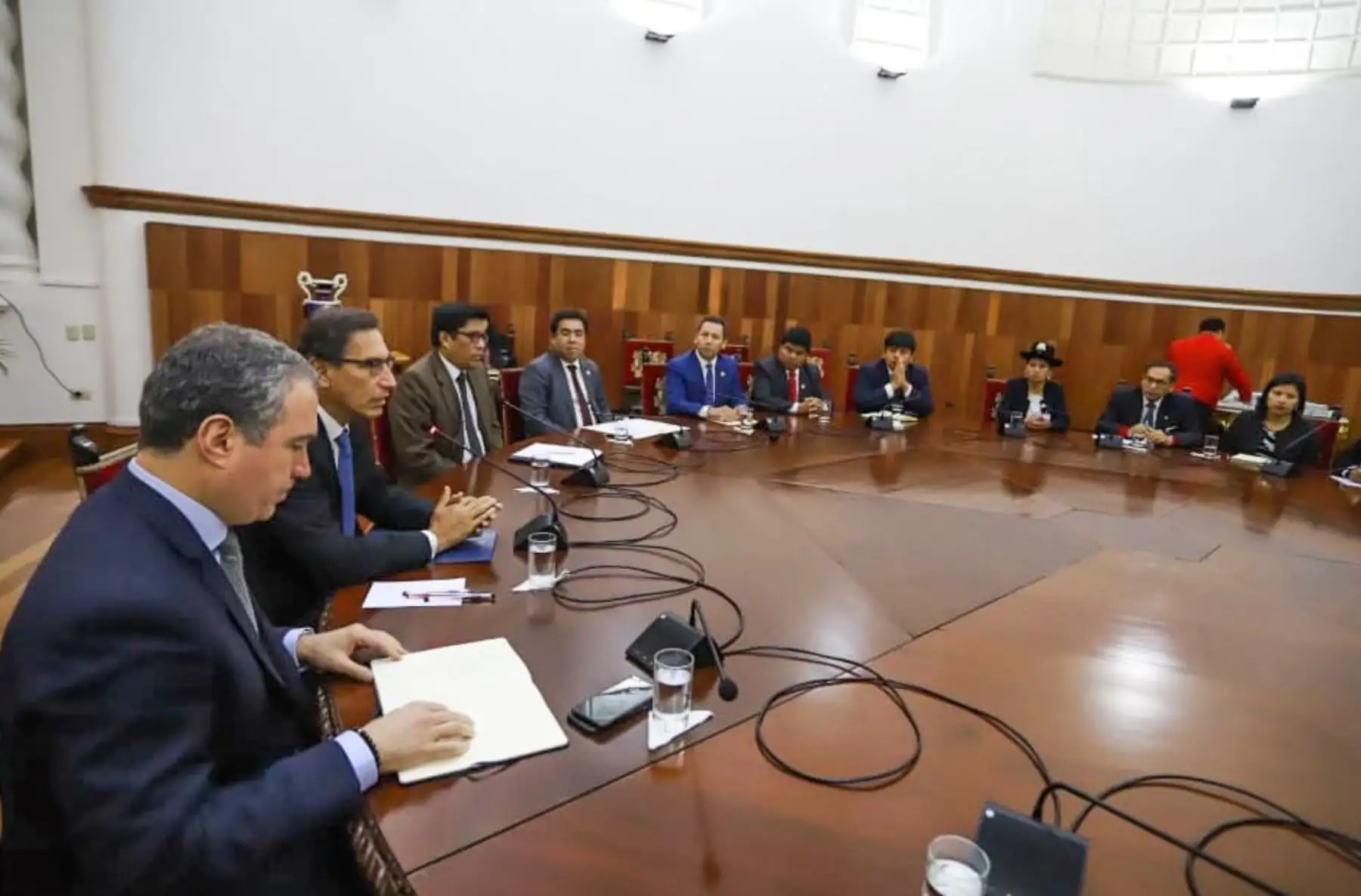 El presidente Martin Vizcarra, recibe a las bancadas del Congreso para dialogar sobre el proyecto de adelanto de elecciones. Foto: ANDINA/Prensa Presidencia El presidente Martin Vizcarra, recibe a las bancadas del Congreso para dialogar sobre el proyecto de adelanto de elecciones. Foto: ANDINA/Prensa Presidencia
