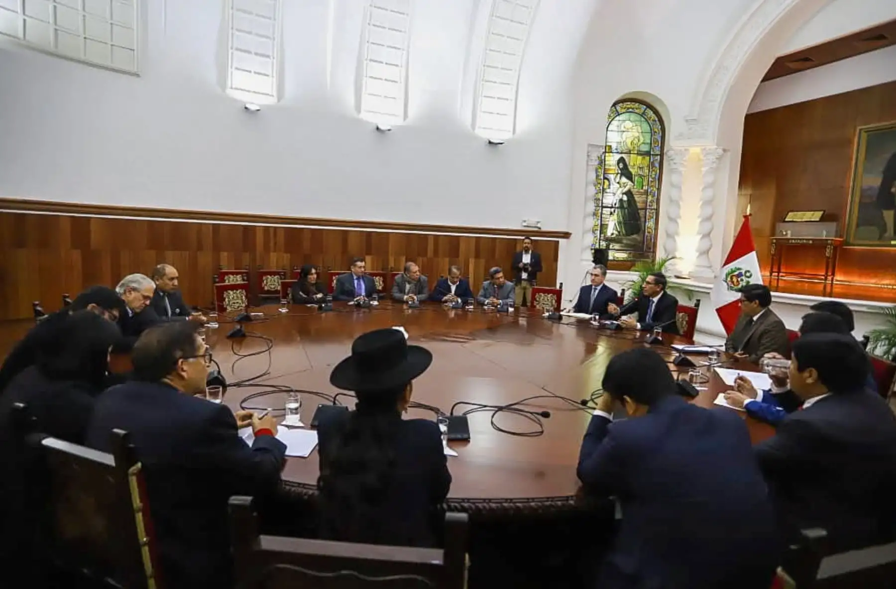 El presidente Martin Vizcarra, recibe a las bancadas del Congreso para dialogar sobre el proyecto de adelanto de elecciones. Foto: ANDINA/Prensa Presidencia El presidente Martin Vizcarra, recibe a las bancadas del Congreso para dialogar sobre el proyecto de adelanto de elecciones. Foto: ANDINA/Prensa Presidencia