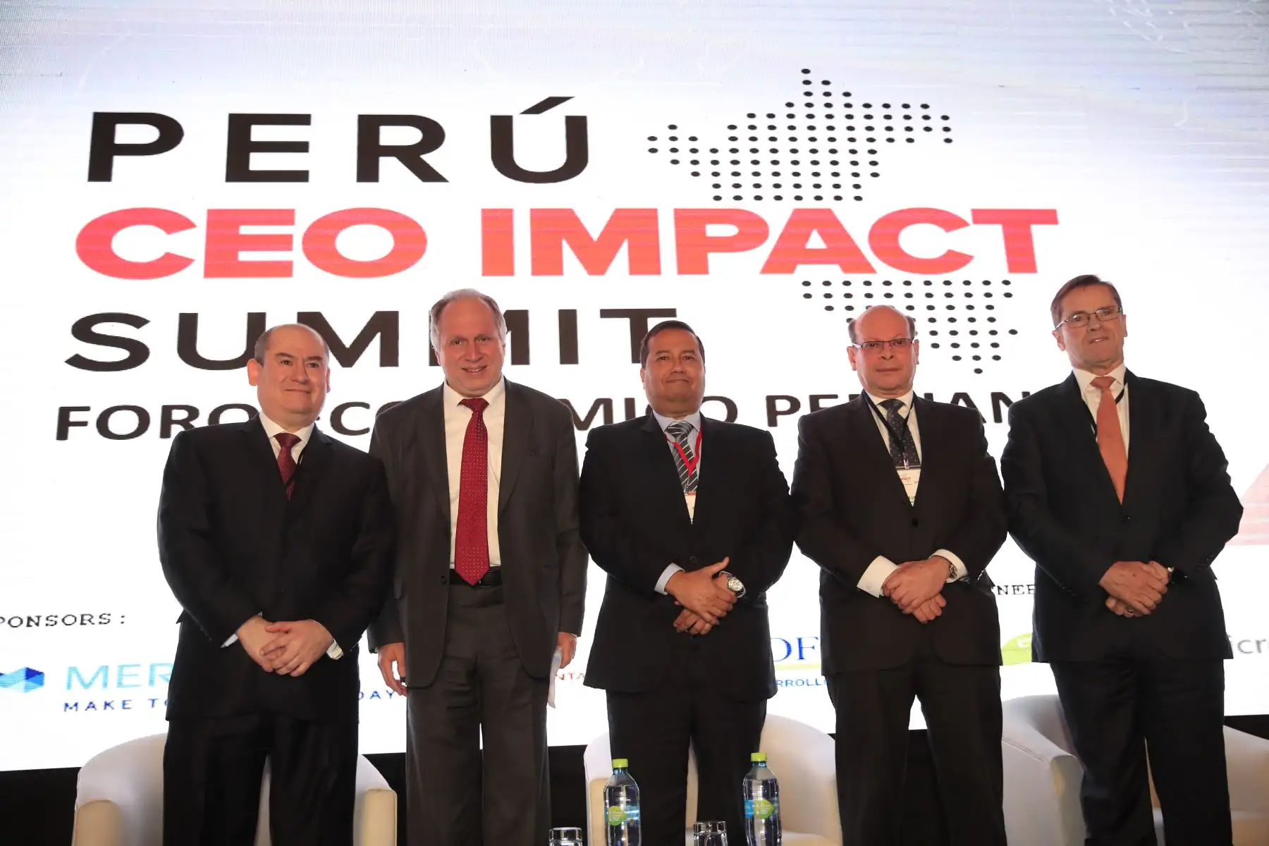 De izquierda a derecha: Melvin Escudero, presidente de El Dorado Investmenst y CFA Society Perú, Moderador Fernando Carvallo, Carlos Linares, presidente de COFIDE y Carlos Neuhaus, presidente de COPAL al termino del foro: Perú CEO Impact Summit     


Agencia Andina/Juan Carlos Guzman Negrini