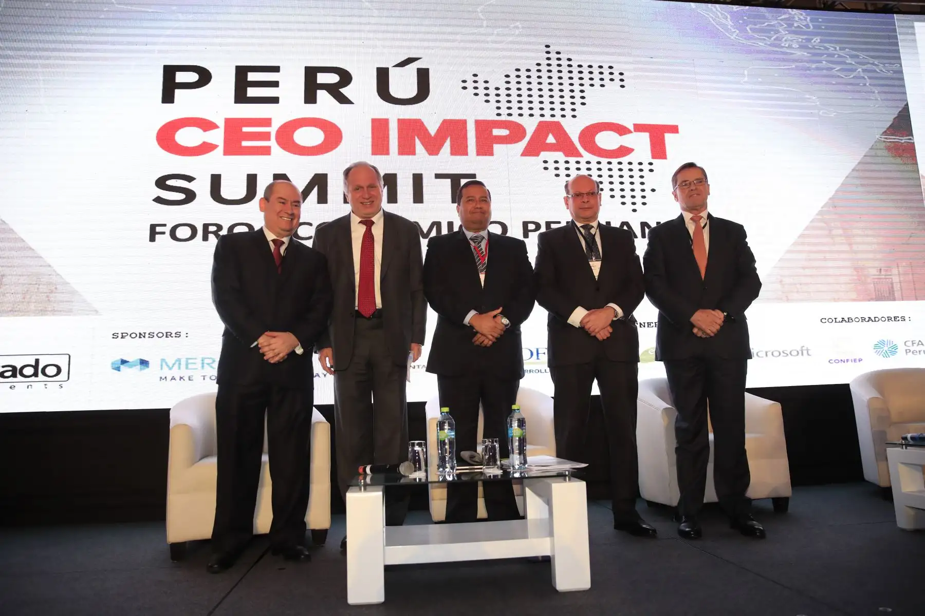 De izquierda a derecha: Melvin Escudero, presidente de El Dorado Investmenst y CFA Society Perú, Moderador Fernando Carvallo, Carlos Linares, presidente de COFIDE y Carlos Neuhaus, presidente de COPAL al termino del foro: Perú CEO Impact Summit     


Agencia Andina/Juan Carlos Guzman Negrini