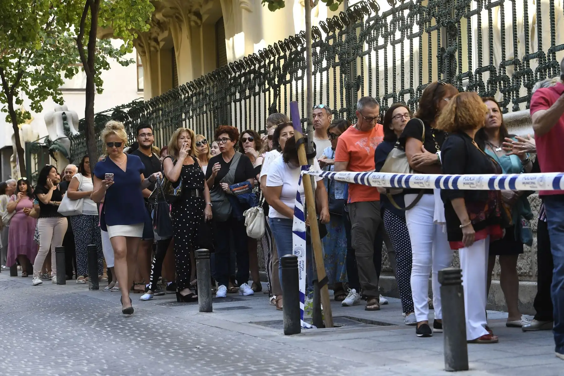 La gente hace cola para visitar la capilla funeraria del cantante español Camilo Sesto en Madrid. Foto: AFP
