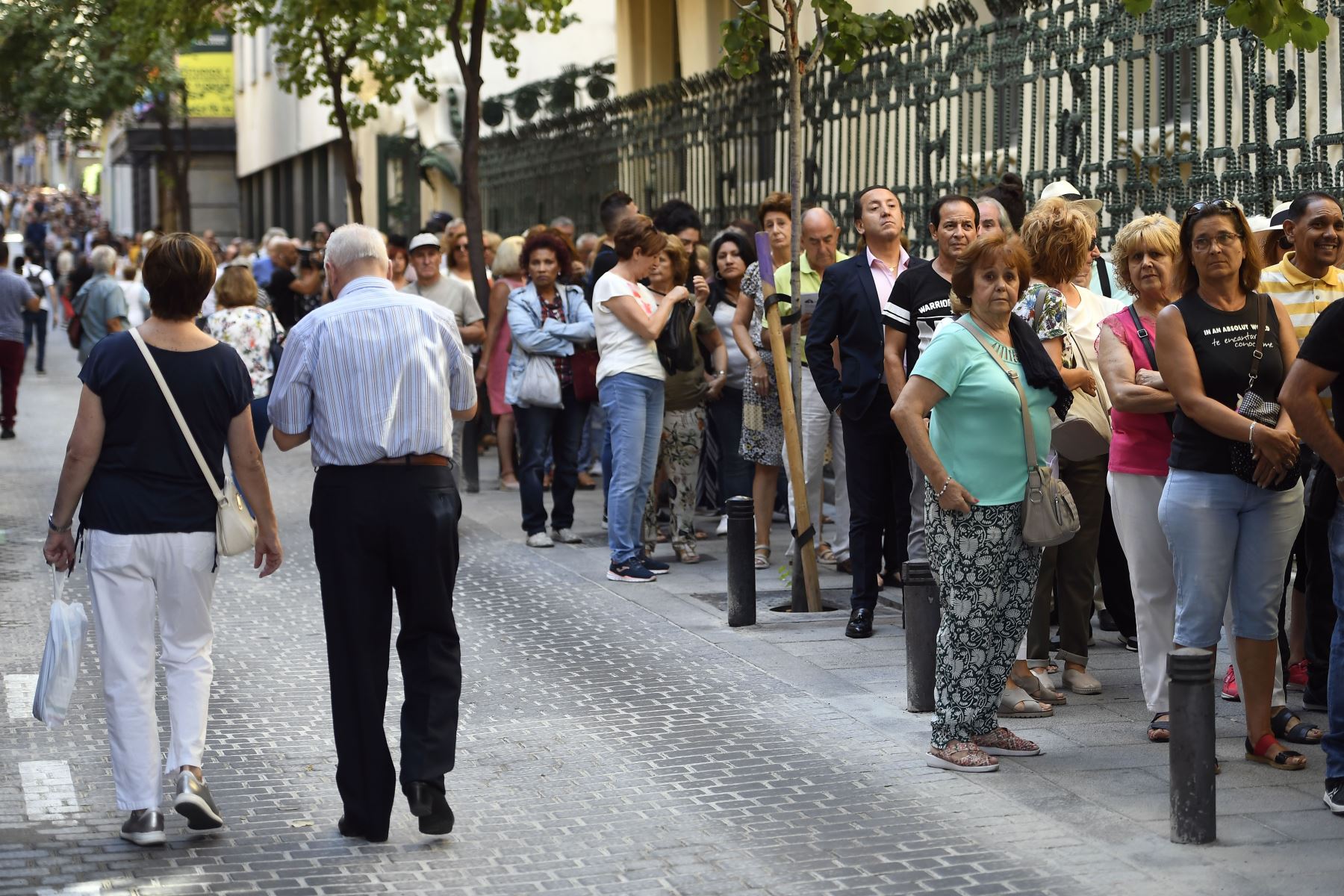 La gente hace cola para visitar la capilla funeraria del cantante español Camilo Sesto en Madrid. Foto: AFP