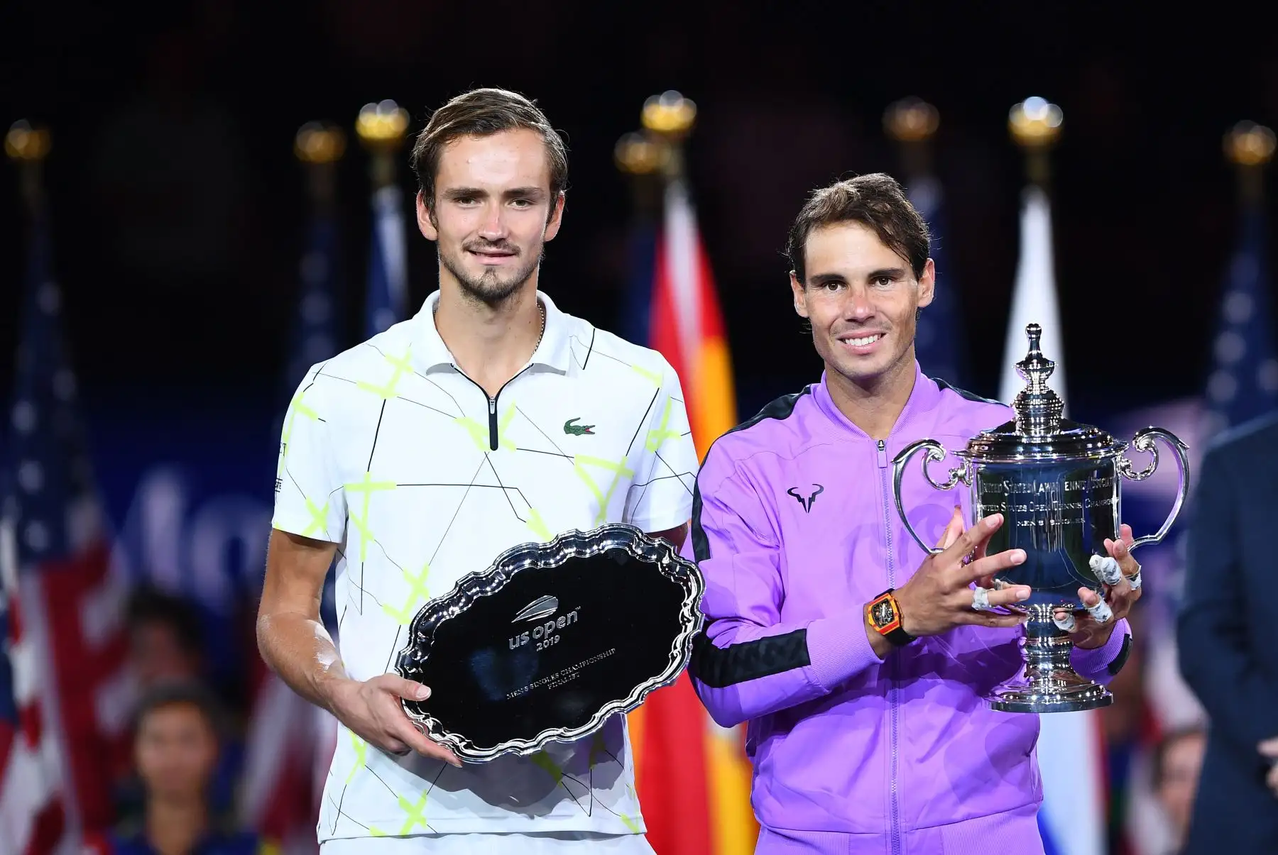 Rafael Nadal de España (R) tiene el trofeo después de su victoria sobre Daniil Medvedev de Rusia (L) durante el partido de la final individual masculina en el US Open 2019 en el USTA Billie Jean King National Tennis Center en Nueva York.Foto.AFP