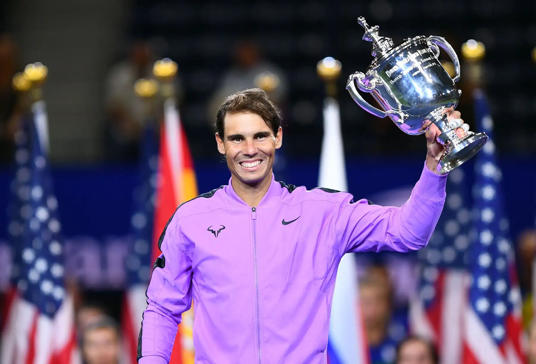 Rafael Nadal de España posee el trofeo después de su victoria sobre Daniil Medvedev de Rusia durante el partido de la final masculina individual en el US Open 2019 en el USTA Billie Jean King National Tennis Center en Nueva York.Foto:AFP