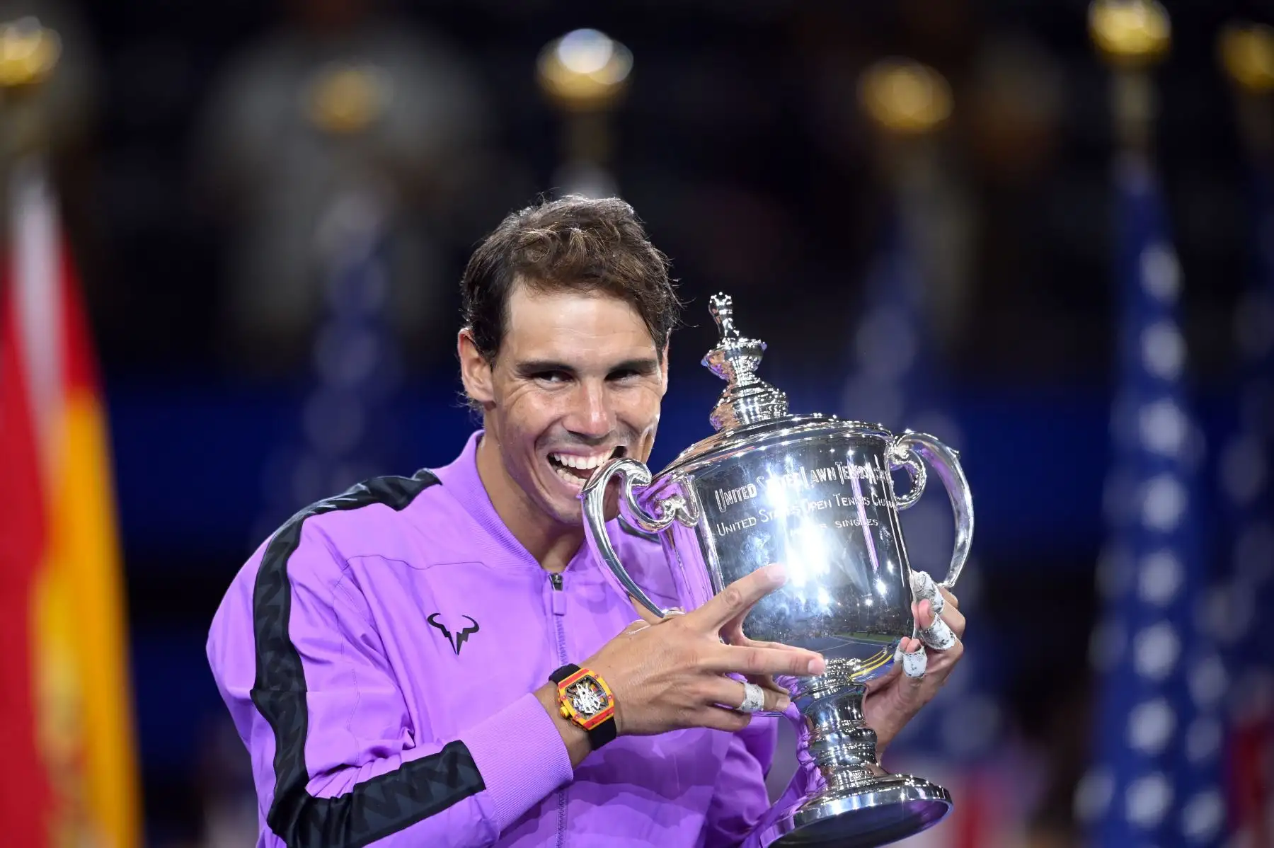 Rafael Nadal de España posee el trofeo después de su victoria sobre Daniil Medvedev de Rusia durante el partido de la final masculina individual en el US Open 2019 en el USTA Billie Jean King National Tennis Center en Nueva York.Foto:AFP