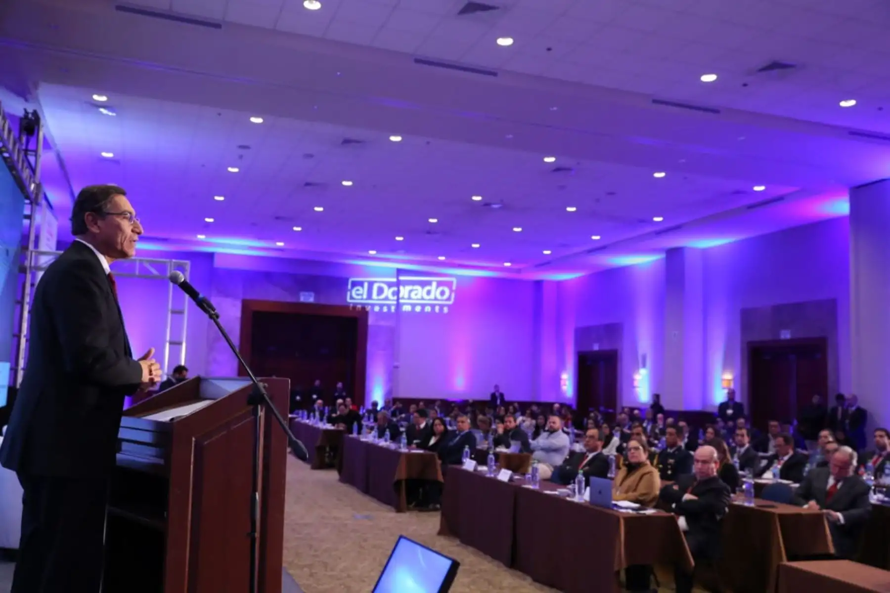 Jefe de Estado, Martín Vizcarra, clausura el Foro Económico Peruano “Competitividad para el Desarrollo”.Foto:ANDINA/Prensa  Presidencia