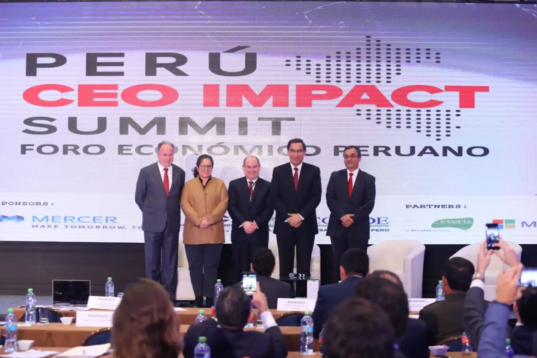 Jefe de Estado, Martín Vizcarra, clausura el Foro Económico Peruano “Competitividad para el Desarrollo”.Foto:ANDINA/Prensa  Presidencia