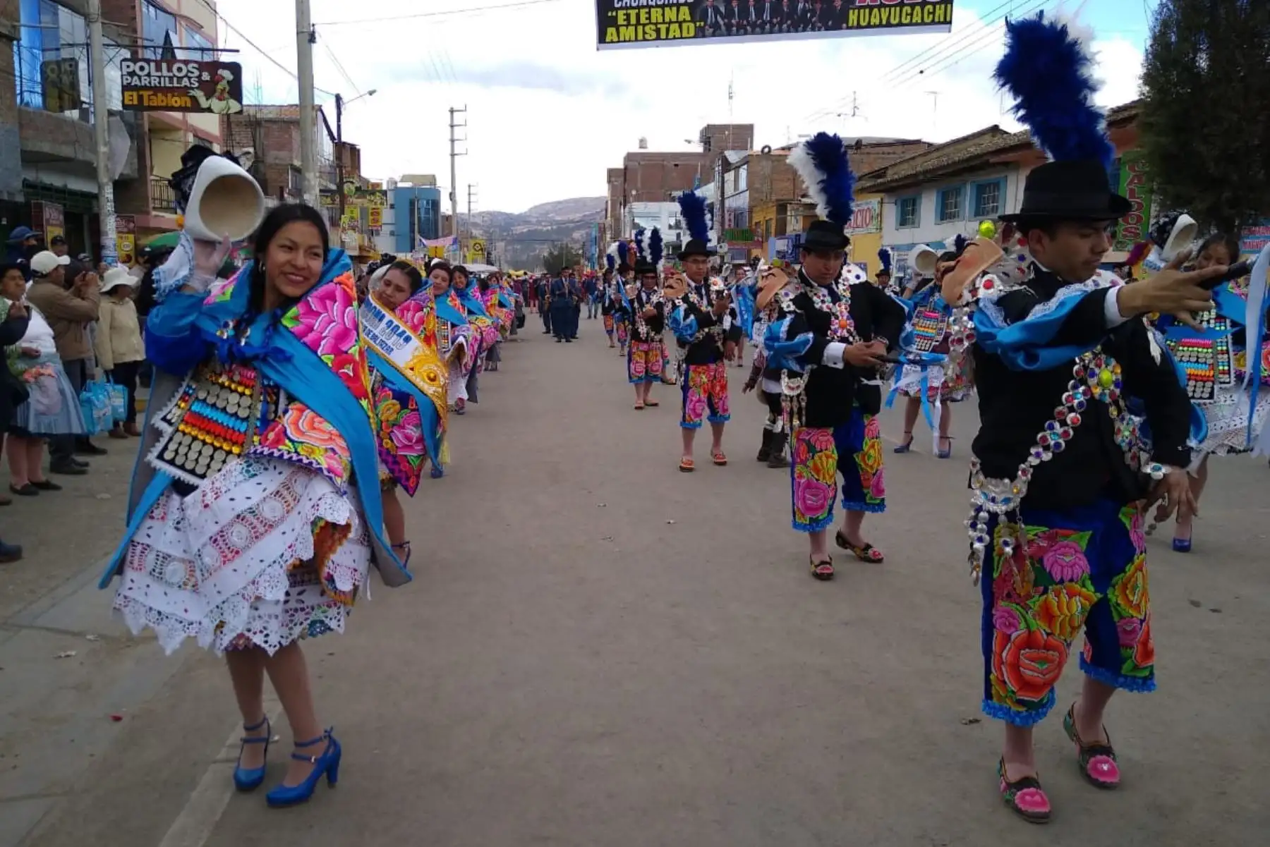 Con bailes típicos devotos peruanos y extranjeros de la Virgen de Cocharcas, participan en su festividad, declarada Patrimonio Cultural de la Nación en el 2014; en la región Junín. Foto:ANDINA/Pedro Tinoco